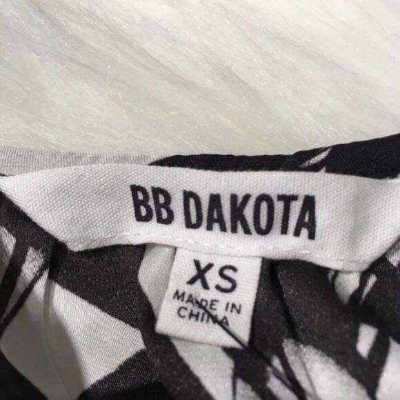 NWT BB DAKOTA TASSEL WHITE/ BLACK SLEEVELESS LIGHTWEIGHT TANK TOP XS RESORTWEAR - Picture 6 of 11